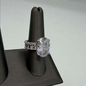 Elegant Silver Oval-Cut Ring